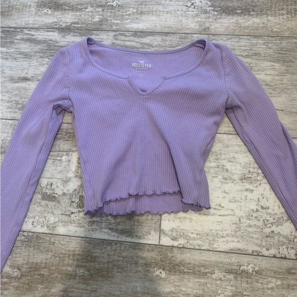 Women’s Hollister Long Sleeve Notch Neck Tees - Picture 4 of 4